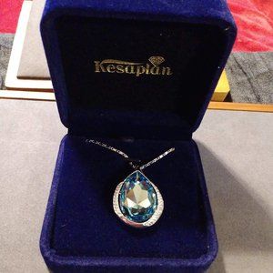 NWT Beautiful Silver Tone Gem Necklace